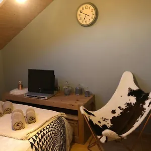 https://charmant-appartement-2-4-personnes-entre-annecy-et-aravis.hotels-rhonealpes.com